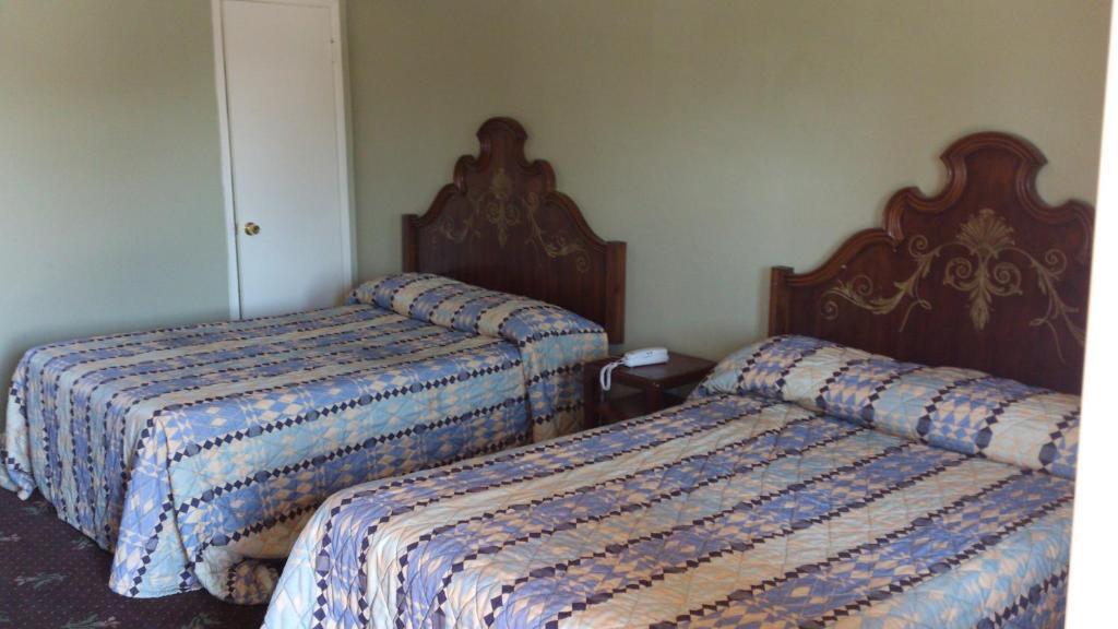 Santa Ana Travel Inn Room photo